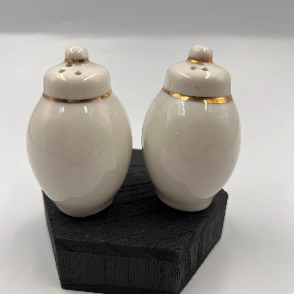 Vintage Grants Log Cabin Grants Farm St Louis Missouri Salt Pepper Shakers Gold